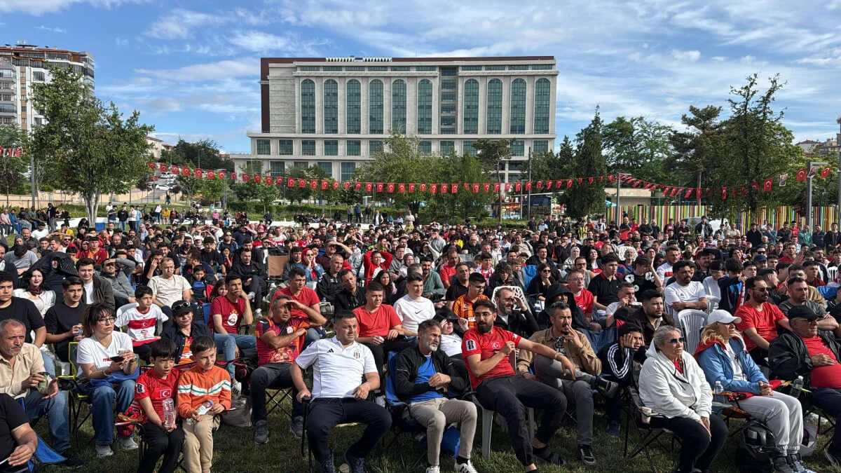 Kırıkkale’de Binlerce Kişi Milli Maç İçin Büyük Şehir Parkı’na Akın Etti