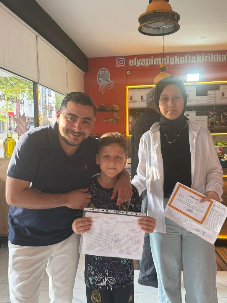 Kırıkkale’de Depremzede Esnaftan Muhteşem Jest: Takdir ve Teşekkür Belgesini Getiren Öğrencilere Çiğ Köfte Dürüm Bedava!