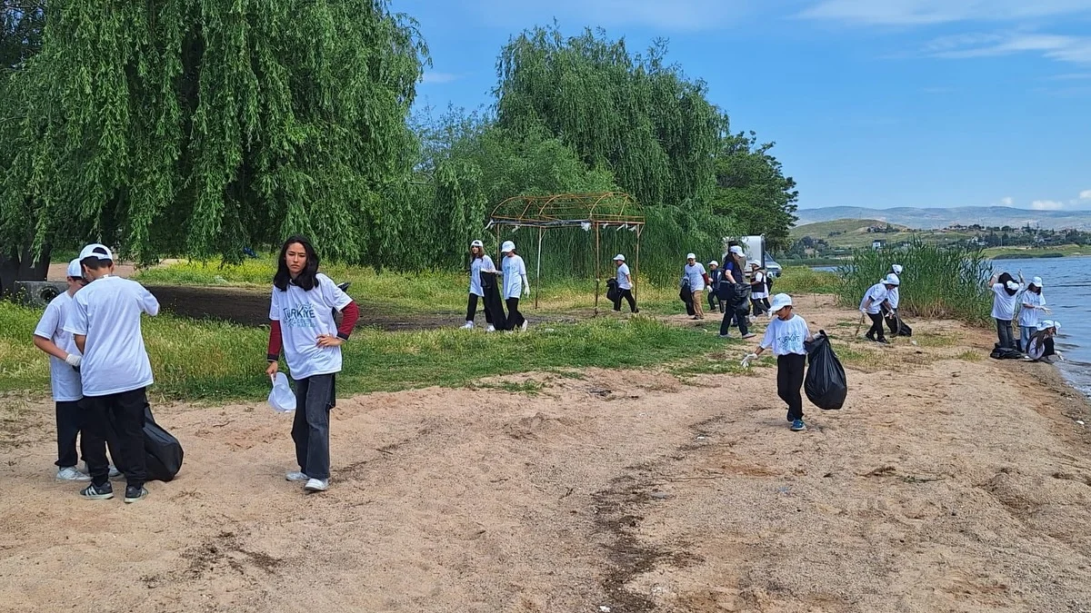 Kırıkkale’de ‘Dünya Bize Emanet’ Sloganıyla Çevre Seferberliği: Karaahmetli’de Temizlik Etkinliği Düzenlendi