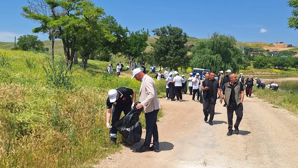 Kırıkkale’de ‘Dünya Bize Emanet’ Sloganıyla Çevre Seferberliği: Karaahmetli’de Temizlik Etkinliği Düzenlendi