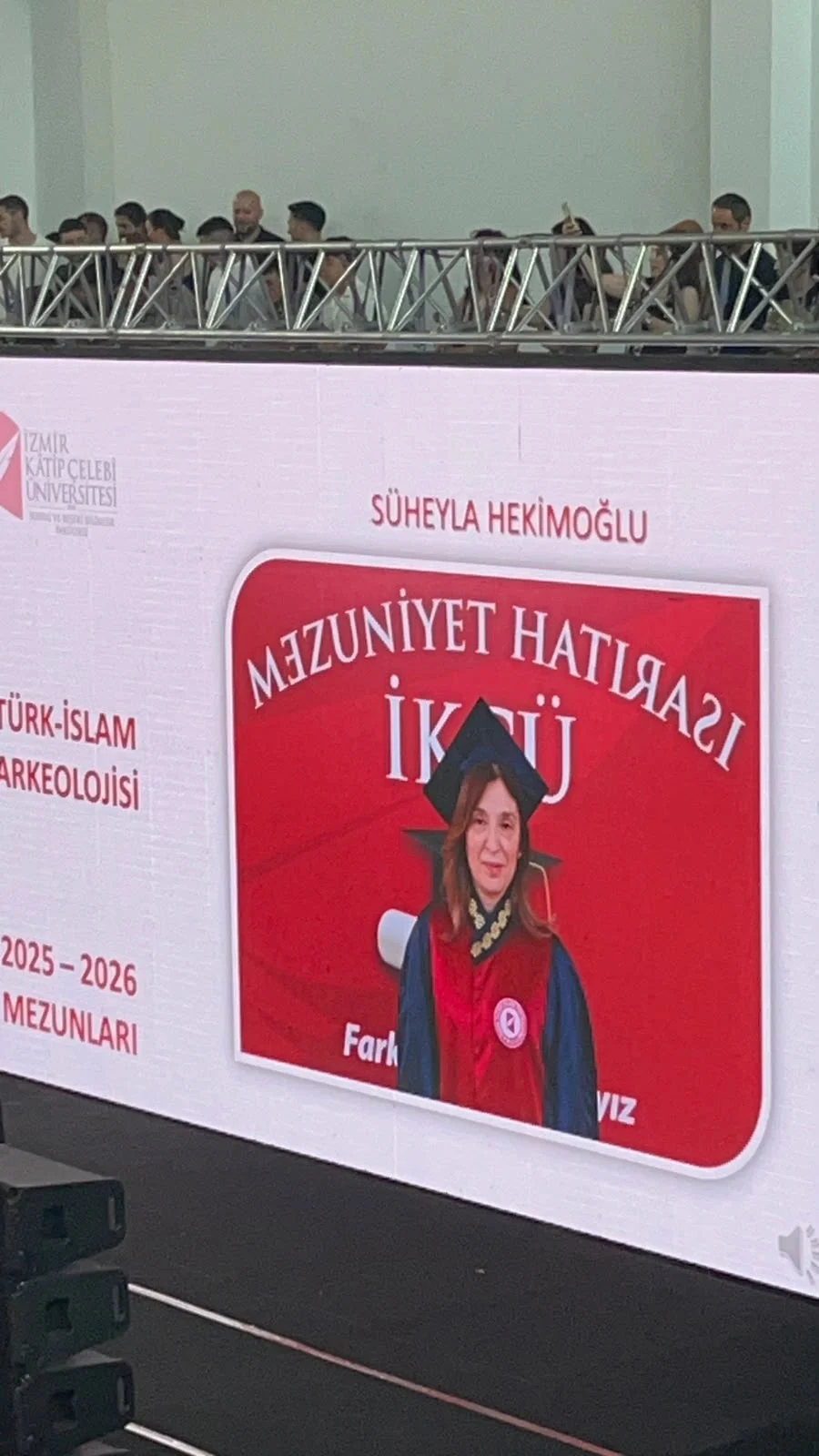 Azmin Zaferi: İki Çocuk Annesinden Büyük Başarı, 53 Yaşında İkinci Üniversitesini Birincilikle Bitirdi