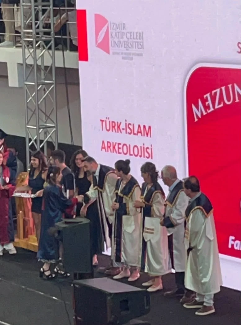 Azmin Zaferi: İki Çocuk Annesinden Büyük Başarı, 53 Yaşında İkinci Üniversitesini Birincilikle Bitirdi