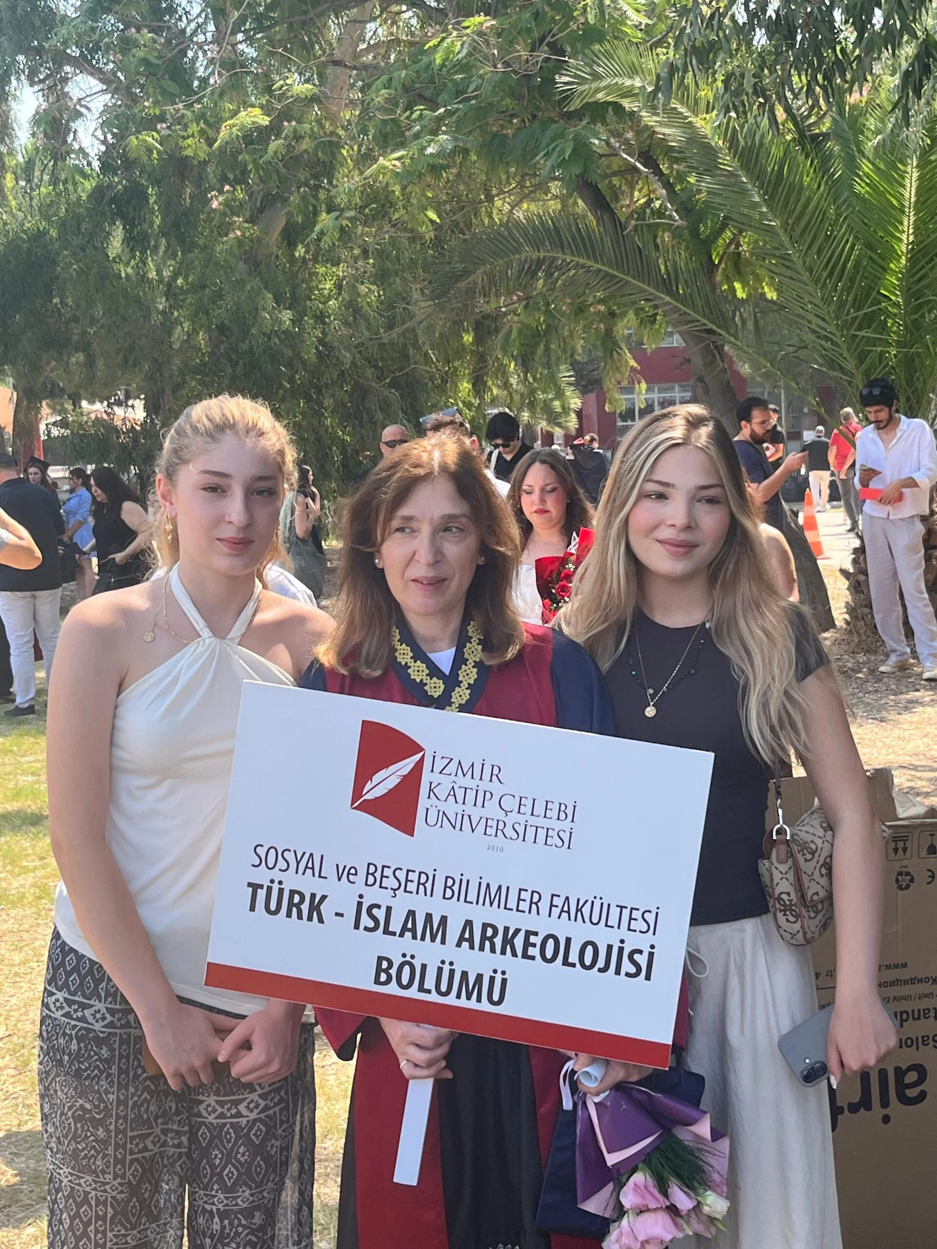 Azmin Zaferi: İki Çocuk Annesinden Büyük Başarı, 53 Yaşında İkinci Üniversitesini Birincilikle Bitirdi