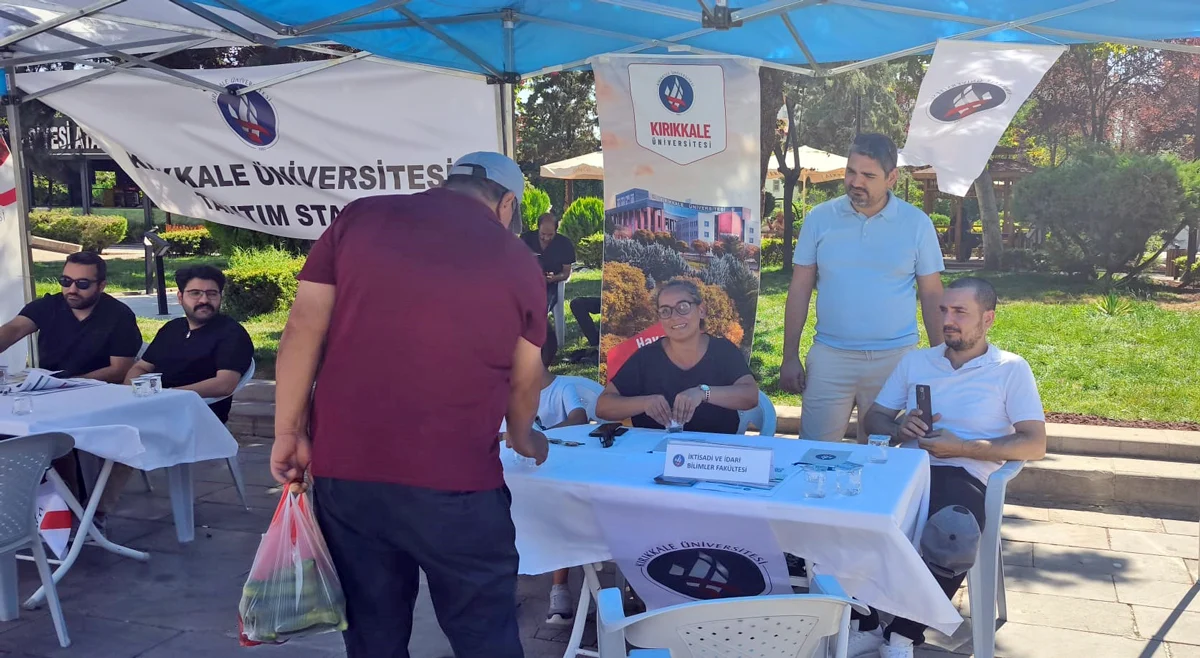 Kırıkkale Üniversitesi’nden Tercih Döneminde Cumhuriyet Meydanı’nda Tanıtım Standı Kuruldu