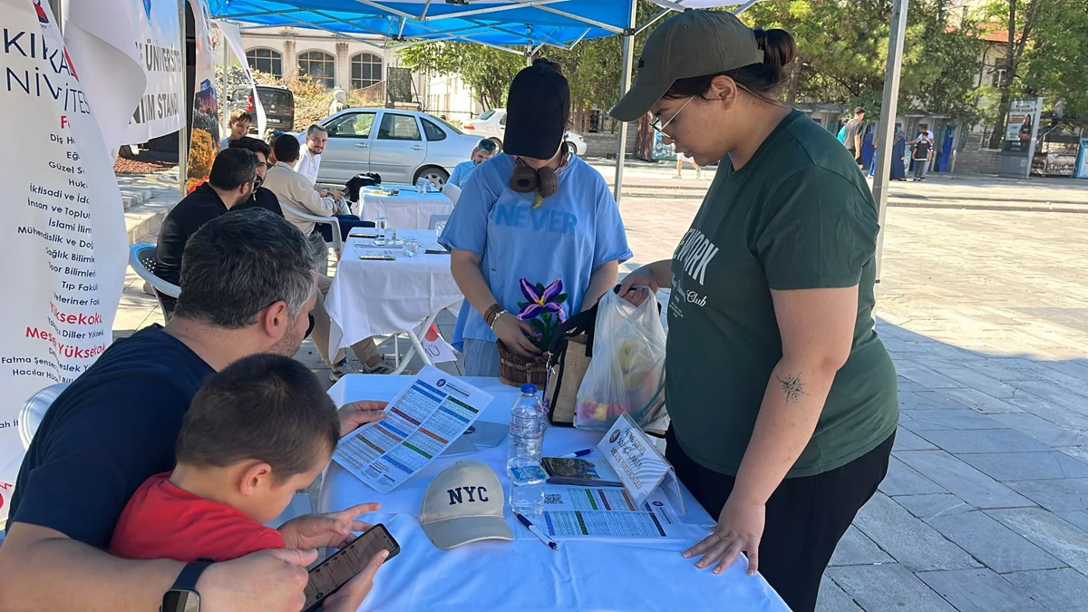 Kırıkkale Üniversitesi’nden Tercih Döneminde Cumhuriyet Meydanı’nda Tanıtım Standı Kuruldu