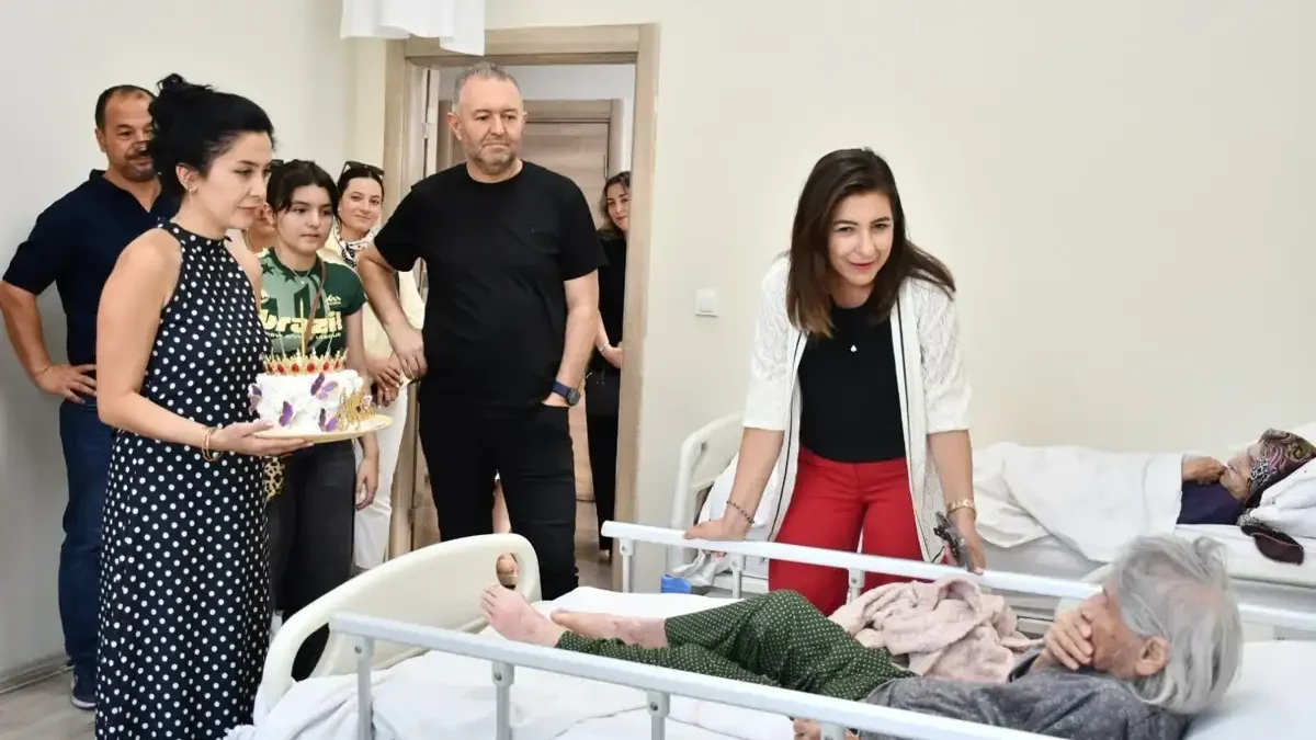 Kırıkkale’de Asırlık Çınara Duygusal Doğum Günü Sürprizi