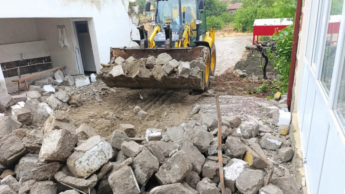 Kırıkkale’de Şiddetli Fırtına ve Sağanak: Köylerde Ekipler Seferber Oldu