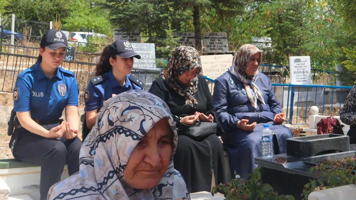 Kırıkkaleli Şehit Polis Muhammet Fatih Sivri Şehadetinin 11. Yıl Dönümünde Kabri Başında Anıldı