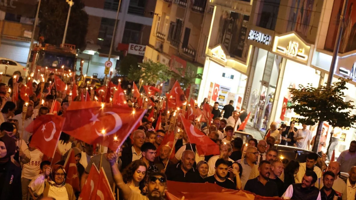 Kırıkkale’de 30 Ağustos Coşkusu: Fener Alayı Düzenlendi