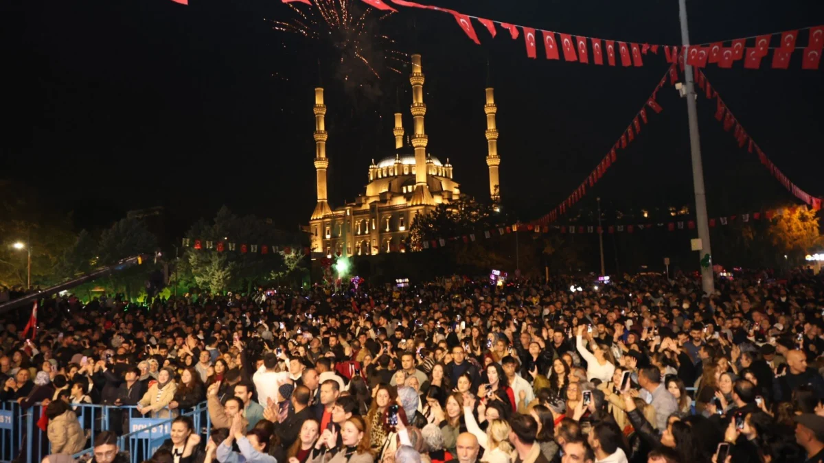Kırıkkale’de Cumhuriyet Coşkusu: Özlem Özdil Sahne Aldı