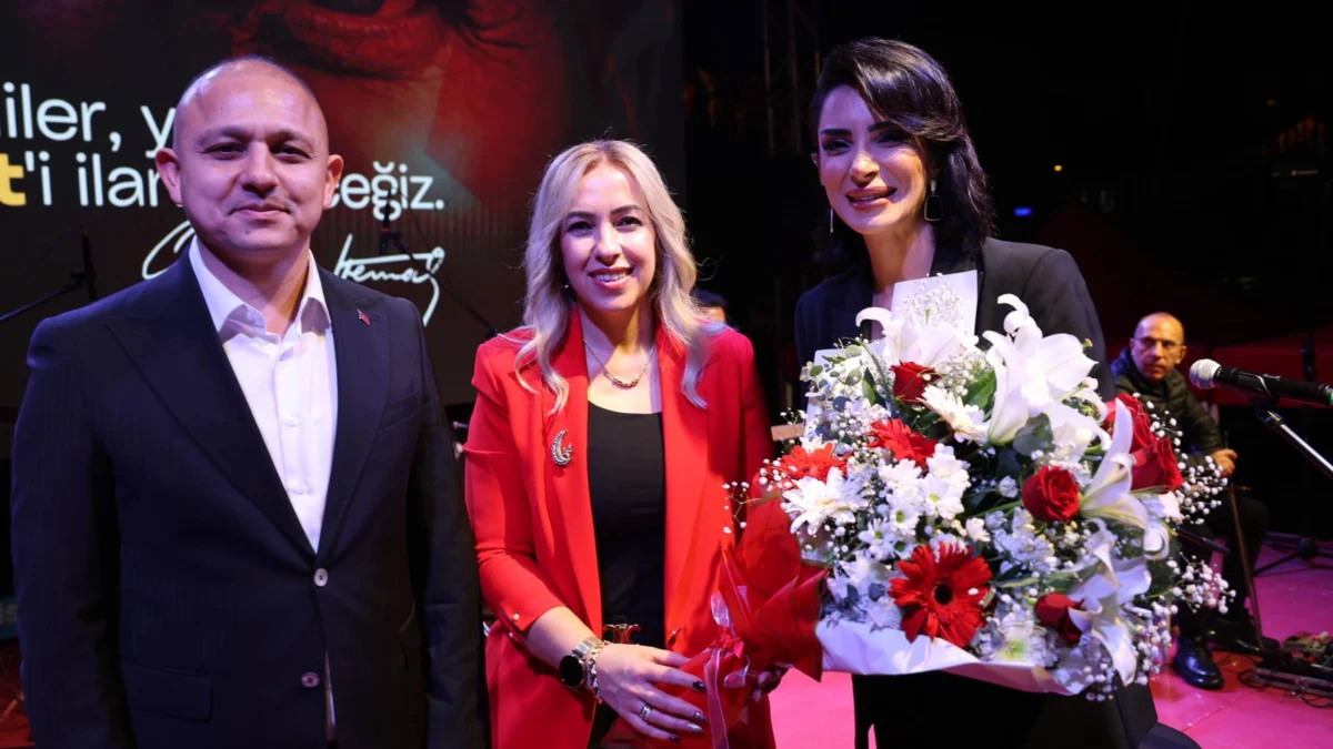 Kırıkkale’de Cumhuriyet Coşkusu: Özlem Özdil Sahne Aldı