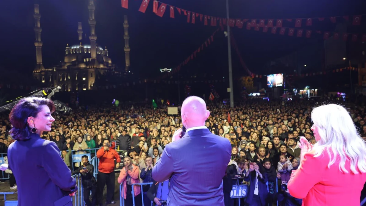 Kırıkkale’de Cumhuriyet Coşkusu: Özlem Özdil Sahne Aldı