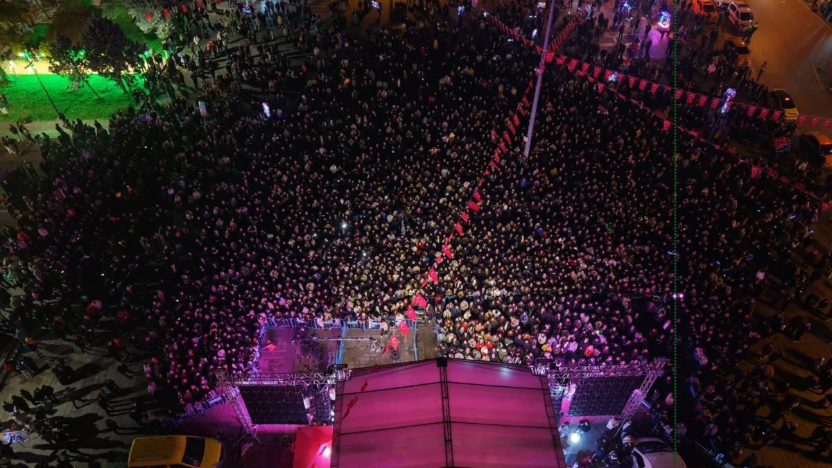 Kırıkkale’de Cumhuriyet Coşkusu: Özlem Özdil Sahne Aldı
