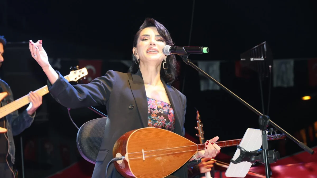 Kırıkkale’de Cumhuriyet Coşkusu: Özlem Özdil Sahne Aldı